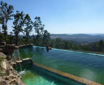 Hermoso estanque natural con vistas al campo de este hotel rural.