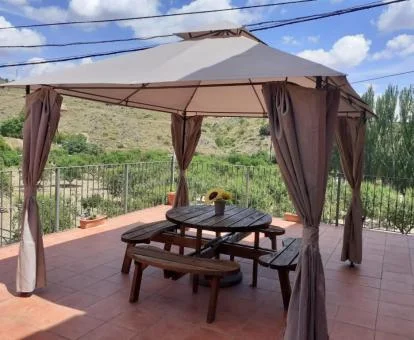 Agradable terraza amueblada con vistas a la naturaleza de uno de los apartamentos del establecimiento.