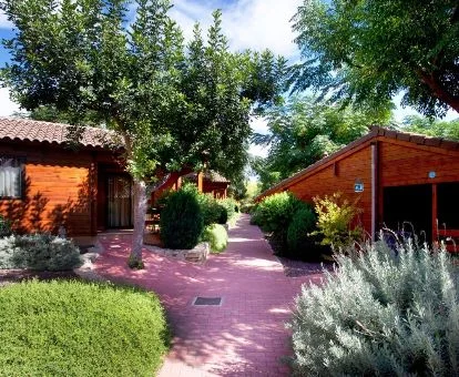 Coquetos bungalows de madera de este camping rural.