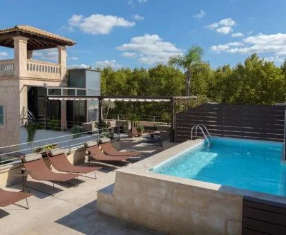 Terraza con piscina al aire libre y solarium de este coqueto hotel boutique.