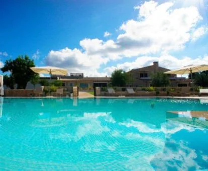 Hermoso hotel rural con una gran piscina al aire libre y solarium.