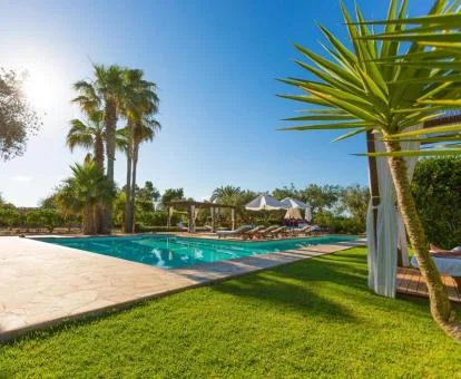 Fabulosa zona exterior con amplios jardines y solarium, rodeada de jardines, del hotel.