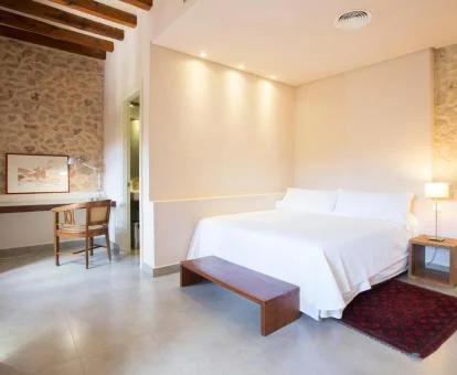 Una de las coquetas habitaciones de este hotel rural con paredes de piedra.