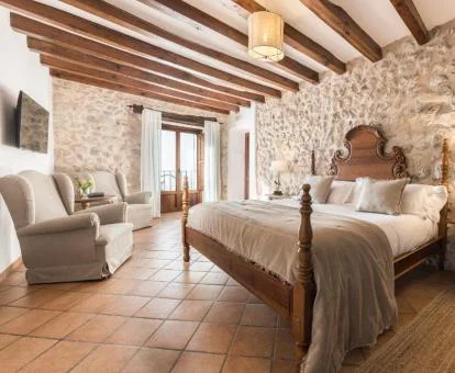 Una de las coquetas habitaciones con paredes de piedra a la vista.