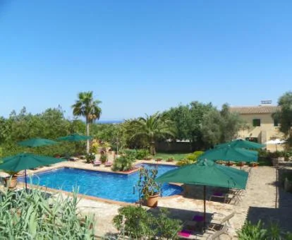 Hermoso agroturismo rodeado de vegetación con piscina al aire libre.