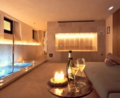 Sala de bienestar con zona de aguas y zona de relajación.