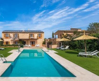 Hermoso agroturismo con amplios jardines y piscina al aire libre.