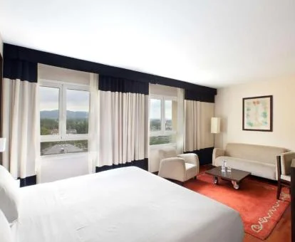Una de las amplias habitaciones con mobiliario elegante del hotel.