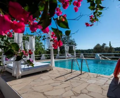 Agradable zona exterior con piscina y solarium del hotel.