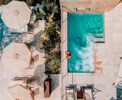 Foto aérea que muestra una de las piscinas del hotel con chorros de hidroterapia.