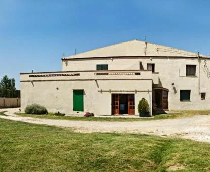 Fabulosa casa rústica con amplia zona exterior en un entorno tranquilo. 