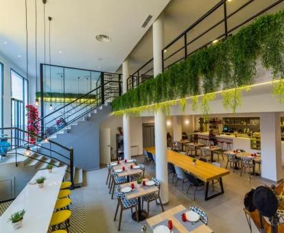 Interior de este hotel romántico con amplia zona de bar y comedores.