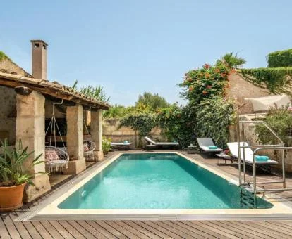 Agradable terraza solarium con piscina y vegetación de este hotel boutique.
