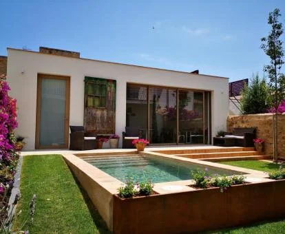 Preciosa zona exterior con piscina de este hotel con encanto.