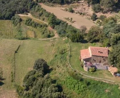 Edificio de este hotel rural rodeado de naturaleza con excelentes vistas.