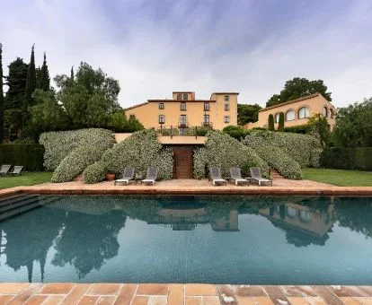 Hermoso edificio con piscina exterior en un fabuloso entorno natural ideal para descansar.