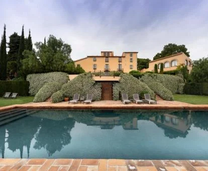 Hotel rural con piscina y bellos jardines.