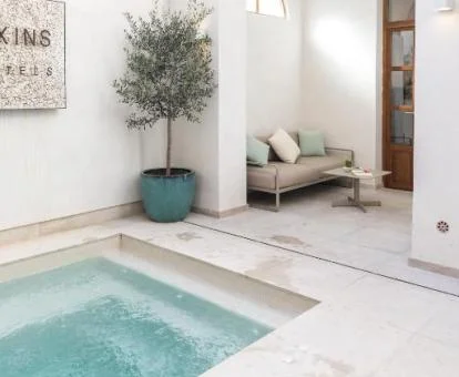 Agradable zona con piscona de este coqueto hotel boutique.