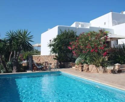 Acogedor hotel boutique con piscina exterior y terraza.