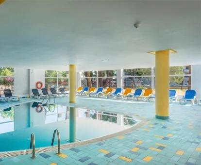 Piscina cubierta con zona de relajación del spa del hotel.