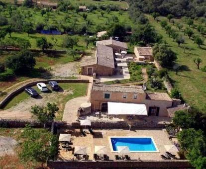Vista aérea de este agroturismo en un tranquilo entorno para desconectar de la rutina.