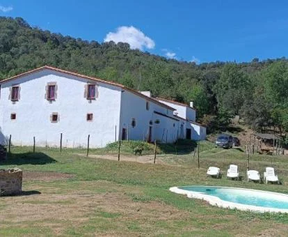 Establecimiento rural en pleno entorno natural con piscina al aire libre e ideal para descansar.