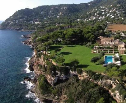 Precioso hotel con encanto sobre un acantilado con vistas al mar.