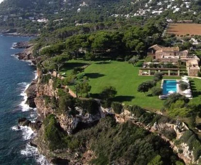 Maravilloso hotel rodeado de naturaleza sobre un acantilado junto al mar.