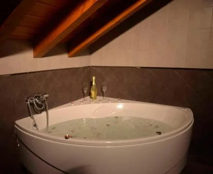 Amplia bañera de hidromasaje privada del apartamento de dos dormitorios de este establecimiento.