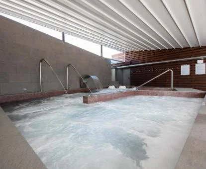 Zona de aguas del spa del hotel.