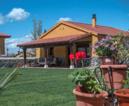 Coqueta casa rural con amplios jardines y terraza privada.