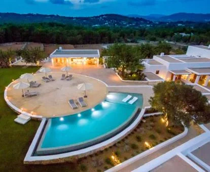 Hermoso hotel rural rodeado de vegetación y amplios jardines con piscina al aire libre.