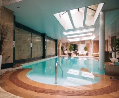 Piscina cubierta con zona de relajación del spa.