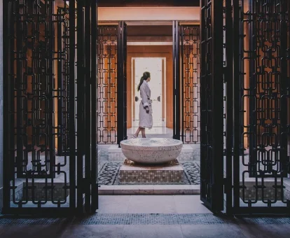 Mujer disfrutando de las instalaciones de bienestar del centro de spa.
