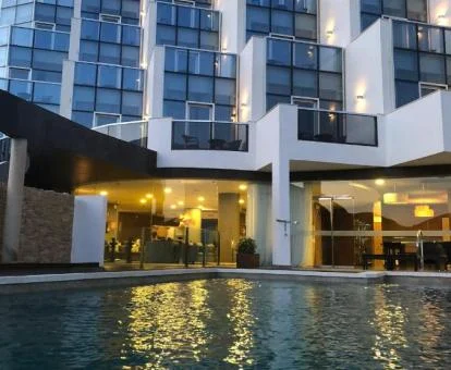 Edificio modernista y acristalado de este hotel solo para adultos con piscina.