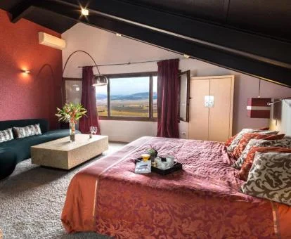 Una de las amplias habitaciones con zona de estar y vistas de este hermoso hotel boutique.