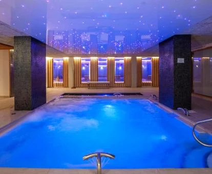 Preciosa zona de aguas del spa de este hotel romántico.