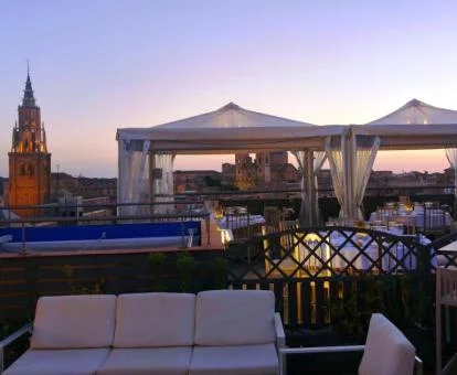 Agradable terraza con comedores exteriores y vistas a la ciudad del hotel.