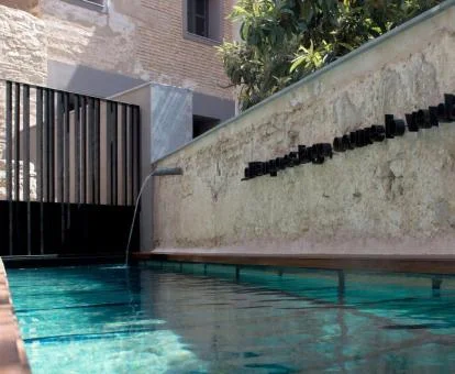 Agradable piscina exterior de este hotel romántico.