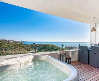 Preciosa terraza con jacuzzi y vistas al mar del apartamento de dos dormitorios del establecimiento.