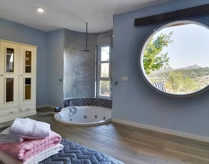Foto del jacuzzi a ras de suelo cerca de la cama y con vistas al campo en la casa rural de un dormitorio en Robledo de Chavela