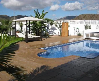 Terraza exterior con piscina y solarium de este hotel romántico.