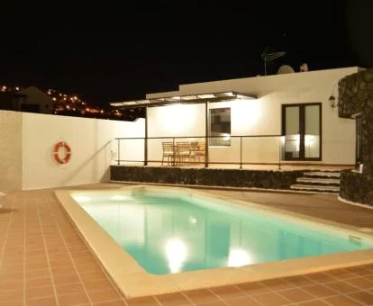 Hermosa casa rural independiente con terraza y piscina privada al aire libre.