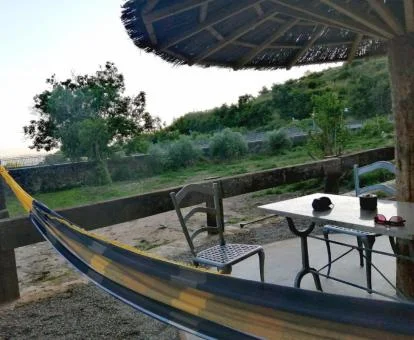 Zona exterior con mobiliario y vistas a la naturaleza de este alojamiento.