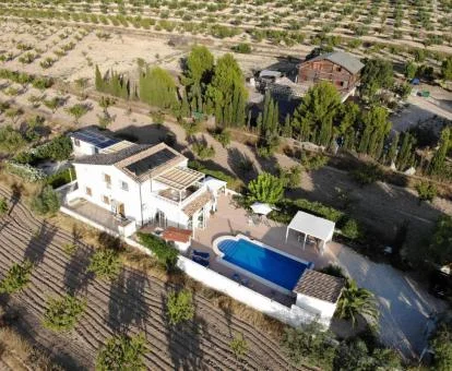 Hotel rural en una zona tranquila con piscina exterior.