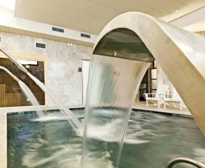 Zona de aguas del centro de bienestar del spa del hotel.