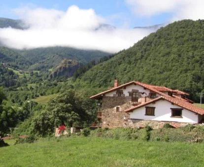 Hermoso edificio rural rodeado de grandes zonas verdes de este hotel boutique.