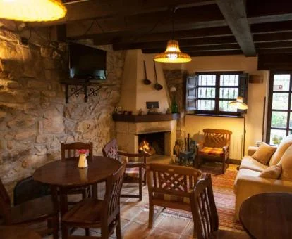 Agradable salón de uso compartido con chimenea y estilo tradicional de este hotel boutique.