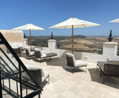 Agradable terraza solarium con vistas de este hotel boutique.