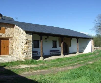 Preciosa casa rural con amplios jardines ideal para parejas.